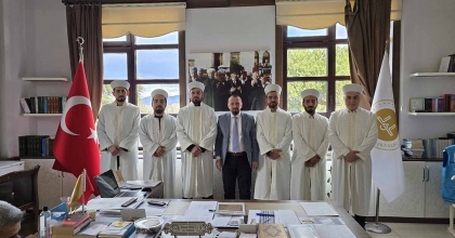 SİMAV’DA YENİ ATANAN 6 DİN GÖREVLİSİNE CÜBBE VE FES GİYDİRİLDİ