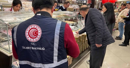 TİCARET BAKANLIĞI EKİPLERİ İZMİR’DE MARKET VE PASTANELERİ DENETLEDİ