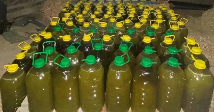 YARIM TONDAN FAZLA ZEYTİNYAĞINI SATAMADAN JANDARMAYA YAKALANDI