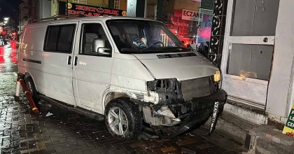 UŞAK'TA İKİ ARAÇ ÇARPIŞTI: 1'İ AĞIR 2 YARALI