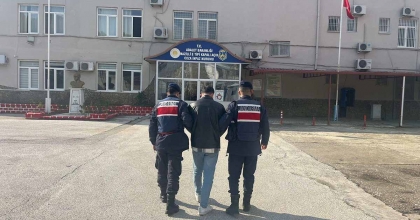 UYUŞTURUCU SATIŞI YAPARKEN SUÇÜSTÜ YAKALANDI