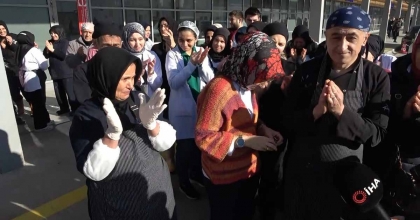 YEMEKHANE ÇALIŞANLARINDAN ALKIŞLI EYLEM