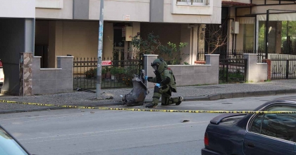 YOL KENARINA BIRAKILAN ŞÜPHELİ VALİZ EKİPLERİ HAREKETE GEÇİRDİ