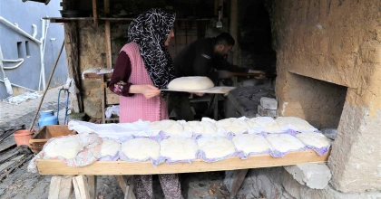 AİLE EKONOMİLERİ İÇİN EKMEKLERİNİ KENDİLERİ YAPIYOR