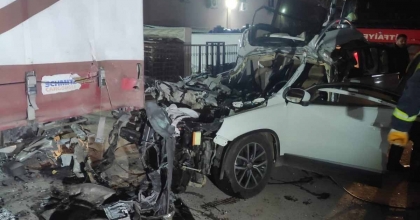 AKHİSAR'DA OTOMOBİL TIRA ÇARPTI: 2 ÖLÜ