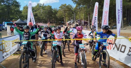 AKHİSARLI GENÇ BİSİKLETÇİLER YİNE KÜRSÜYE ÇIKTI