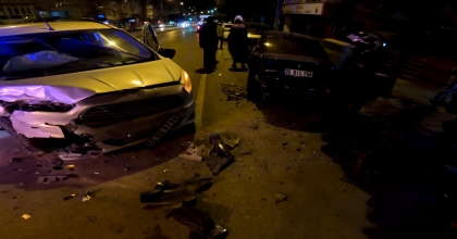 BABASININ KURUM OTOMOBİLİNİ KAÇIRDI, 5 ARACA BİRDEN ÇARPTI