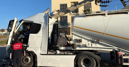 BETON DİREK, TIRI ORTADAN İKİYE AYIRDI