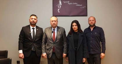 SEÇİMDE RAKİBİ OLAN BAŞKAN ADAYINA CHP ROZETİNİ KENDİSİ TAKTI