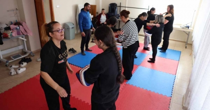 BAYRAKLILI KADINLAR YAKIN SAVUNMA ÖĞRENİYOR