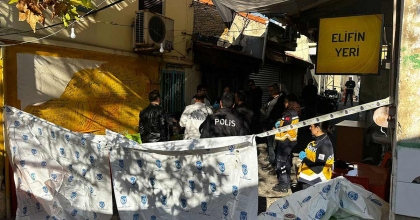 BIÇAKLANAN ŞAHIS SANDALYEDE OTURUR HALDE ÖLÜ BULUNDU