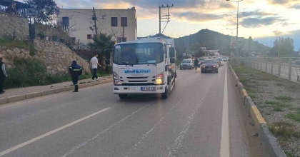 BODRUM’DA KÖPEĞİN HAVLAMASINDAN İRKİLDİ, KAMYONUN ALTINDA KALDI