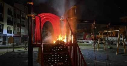 ÇOCUK OYUN PARKINI ATEŞE VERİP KAÇTILAR