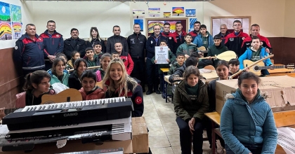 DEPREMZEDE MİNİKLERE ENTRÜMAN DESTEĞİ