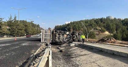 DEVRİLEN KÖMÜR YÜKLÜ TIRIN SÜRÜCÜSÜ YARALANDI