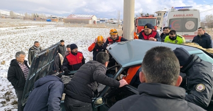 DİREĞE ÇARPIP KAĞIT GİBİ EZİLEN ARAÇTA 4 KİŞİ YARALANDI