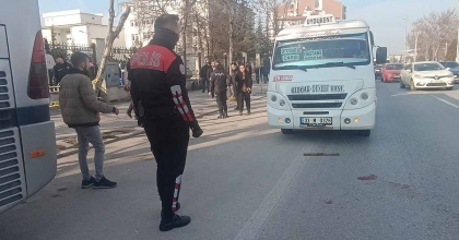 DOLMUŞÇULAR ARASINDA SİLAHLI VE BIÇAKLI KAVGA: 2 AĞIR YARALI