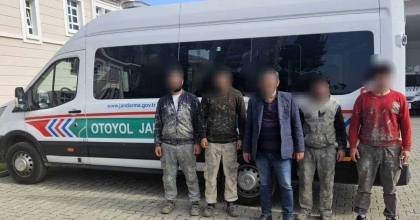 DURDURULAN ARAÇTA 4 DÜZENSİZ GÖÇMEN YAKALANDI