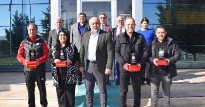 EMEKLİYE AYRILAN PERSONELLER PLAKETLE UĞURLANDI