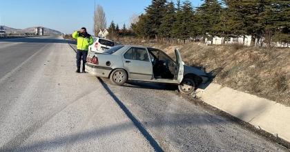 EMİRDAĞ'DA TRAFİK KAZASI, 3 YARALI
