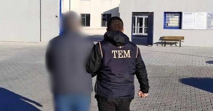 FETÖ’YE ÜYE OLMAKTAN ARANAN ŞAHSI POLİS YAKALADI