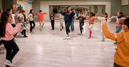 FARKLI YÖRELERE AİT HALK DANSLARI KUŞADASI’NDA YAŞATILIYOR