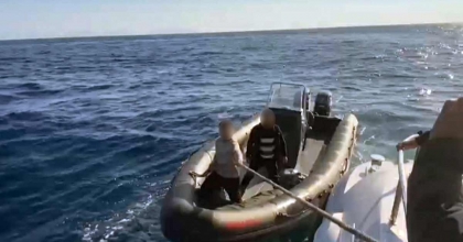 FETHİYE’DE LASTİK BOT İLE KAÇMAYA ÇALIŞAN İKİ KİŞİ YAKALANDI