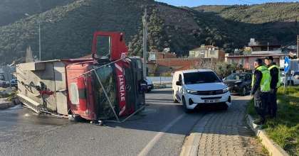 İTFAİYE ARACI DEVRİLDİ: 3 YARALI