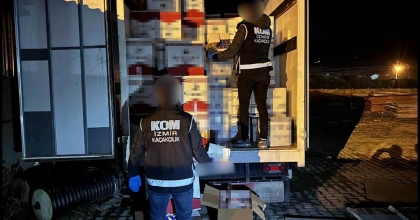 İZMİR'DE 3 MİLYON LİRA DEĞERİNDE KAÇAK MAKARON YAKALANDI