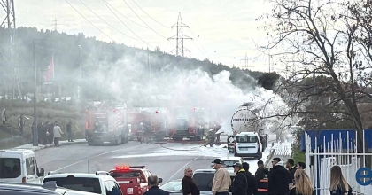 İZMİR'DE BİTKİSEL YAĞ YÜKLÜ TANKER ALEV ALDI