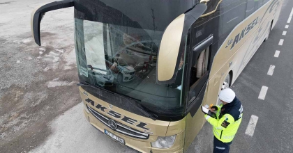 JANDARMA YOLCU GİBİ BİNDİĞİ OTOBÜSÜ DENETLEDİ