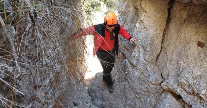 KANYONDAKİ OYUKTAN GELEN KÖPEK SESLERİ ENDİŞELENDİRDİ