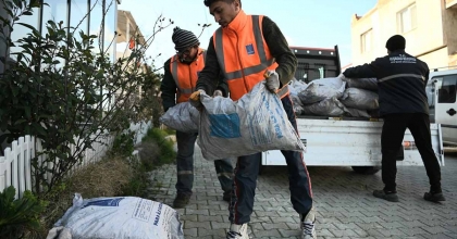 KUŞADASI BELEDİYESİ'NİN YAKACAK VE SOBA DESTEĞİ DEVAM EDİYOR
