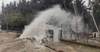 KUŞADASI’NDA İSALE HATTI PATLADI, MEZARLIĞI SU BASTI