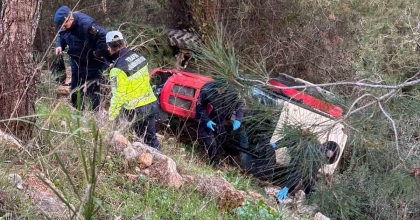 KUŞADASI'NDA KAYIP OLARAK ARANAN ŞAHIS UÇURUMDA ÖLÜ BULUNDU