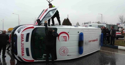 KÜTAHYA'DA AMBULANSIN DEVRİLDİĞİ KAZA GÜVENLİK KAMERASINDA
