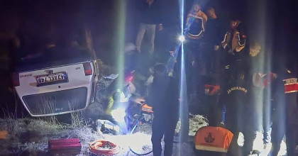 KÜTAHYA'DA OTOMOBİL ŞARAMPOLE UÇTU: 3 YARALI