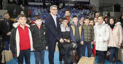 KÜTAHYA’DA SPORCULARA MALZEME DESTEĞİ DAĞITILDI