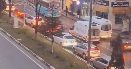SÜRÜCÜLER FERMUAR SİSTEMİ İLE AMBULANSA YOL VERDİ