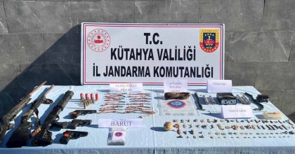 KÜTAHYA'DA TARİHİ ESERLER VE PATLAYICI MADDE ELE GEÇİRİLDİ