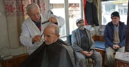 MANİSA'DA 12 YAŞINDA BAŞLADIĞI BERBERLİĞİ 57 YILDIR SÜRDÜRÜYOR