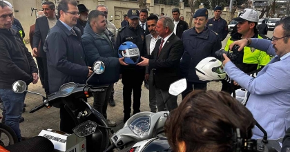 MANİSA’DA MOTOSİKLET SÜRÜCÜLERİNE KASK DAĞITILDI