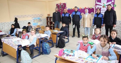 MİNİKLER POLİSLERE UNUTAMAYACAKLARI BİR NOSTALJİ YAŞATTILAR