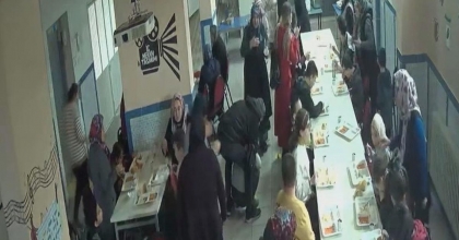 ÖĞRENCİSİNİN HAYATINI HEİMLİCH MANEVRASI İLE KURTARDI