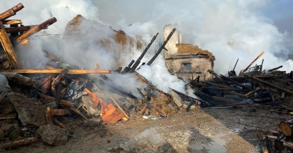 ORMAN BÖLGE MÜDÜRLÜĞÜ EKİPLERİ KÖYDE DAHA FAZLA EVİN YANMASINI ÖNLEDİ