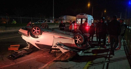 REFÜJDEKİ DİREĞİ DEVİREN OTOMOBİL TERS DÖNDÜ: 1 YARALI