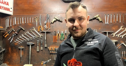 SEVGİLİSİNE SOLMAYACAK GÜL HAZIRLADI