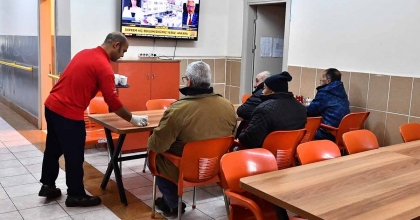 SOĞUK KIŞ GÜNLERİNDE EVSİZLERE SICAK YUVA