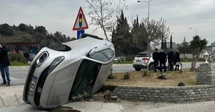 SÖKE'DE OTOMOBİL YAN YATTI: 1 YARALI