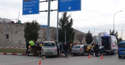TAVŞANLI’DA OTOMOBİL İLE KAMYONET ÇARPIŞTI, 4 YARALI